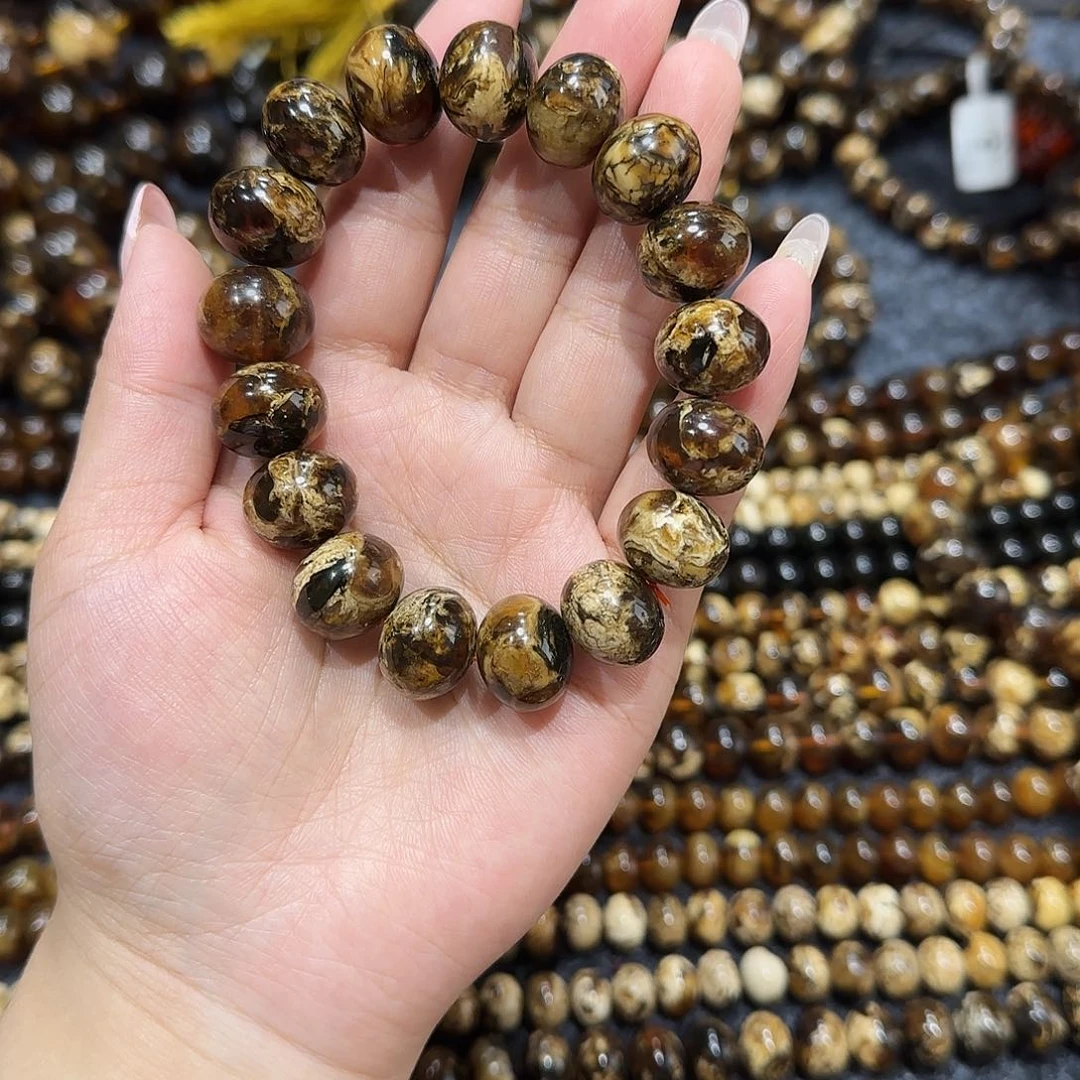 琥珀颈饰未镶嵌邓抚顺琥珀