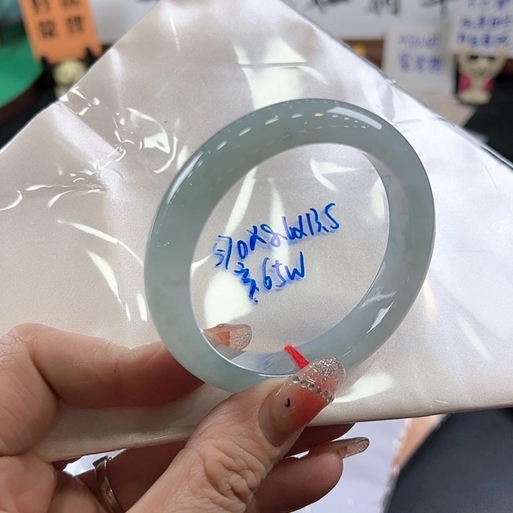 翡翠手镯未镶嵌冰晴