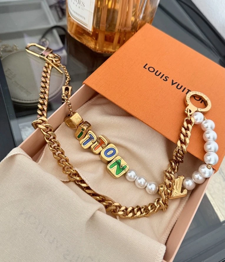 全新未使用 LV 金色 珍珠彩色字母logo 项链 11977190