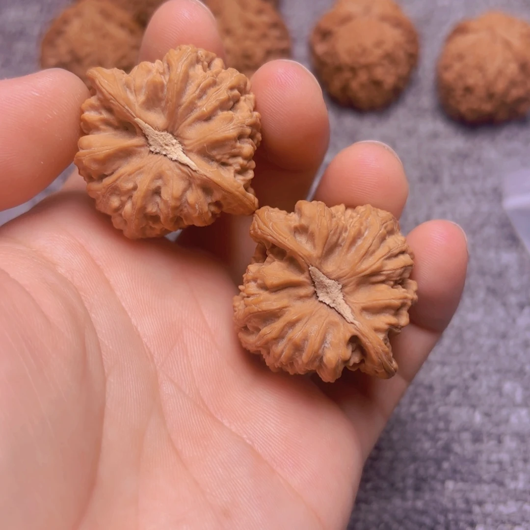 核桃把件37微修红宝石