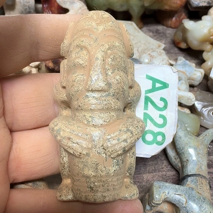 蛇纹石玉颈饰未镶嵌