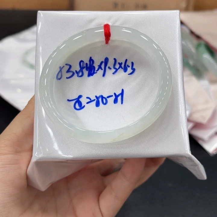 翡翠手镯未镶嵌翡翠