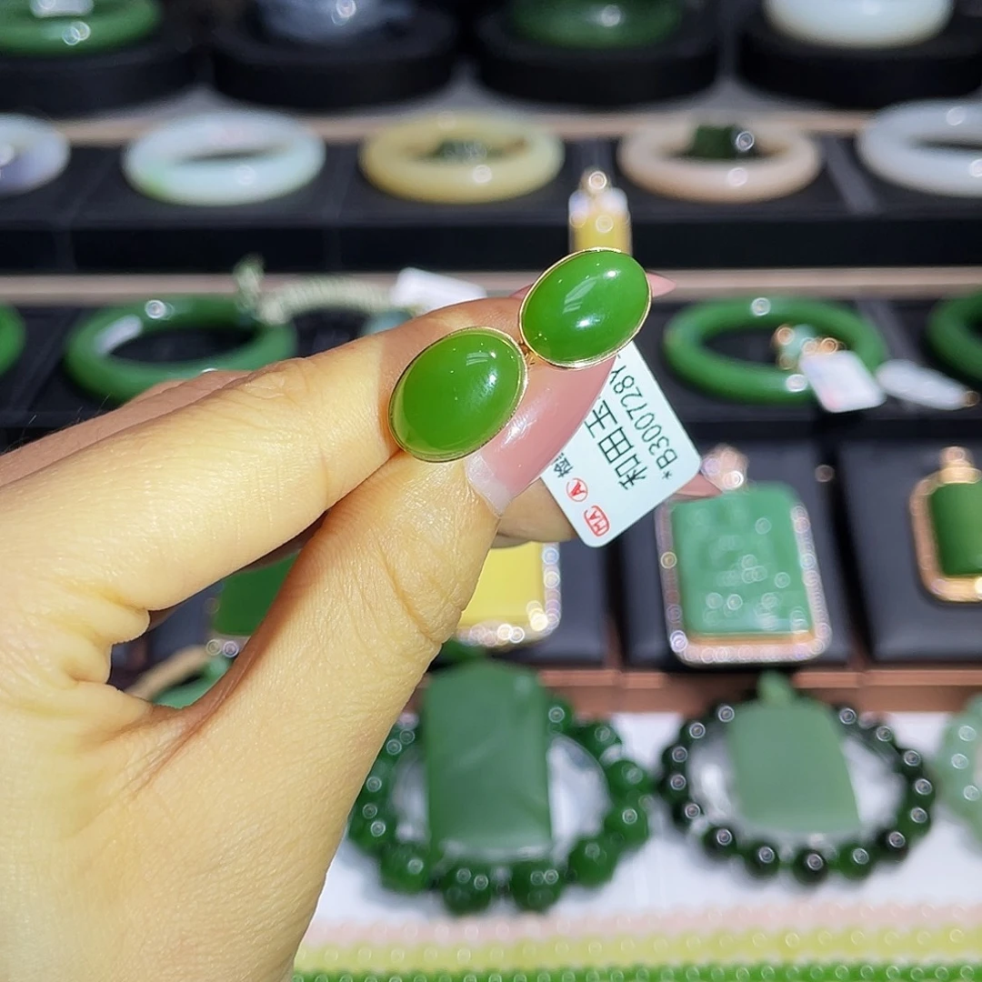 和田玉18K金镶嵌耳饰