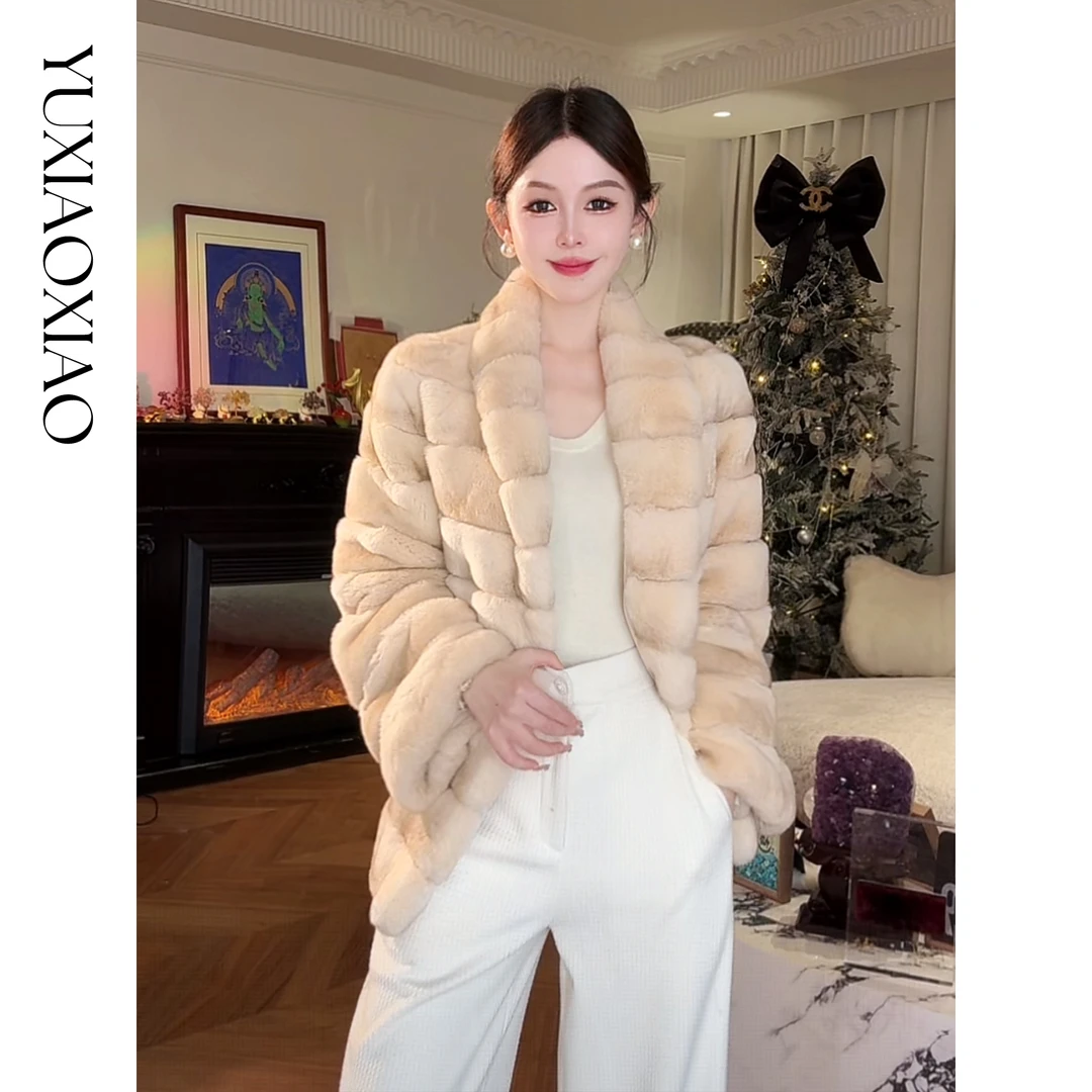 余潇潇【拉菲古堡】渐变层次横排雷克斯獭兔毛V领猪鼻扣抽绳皮草