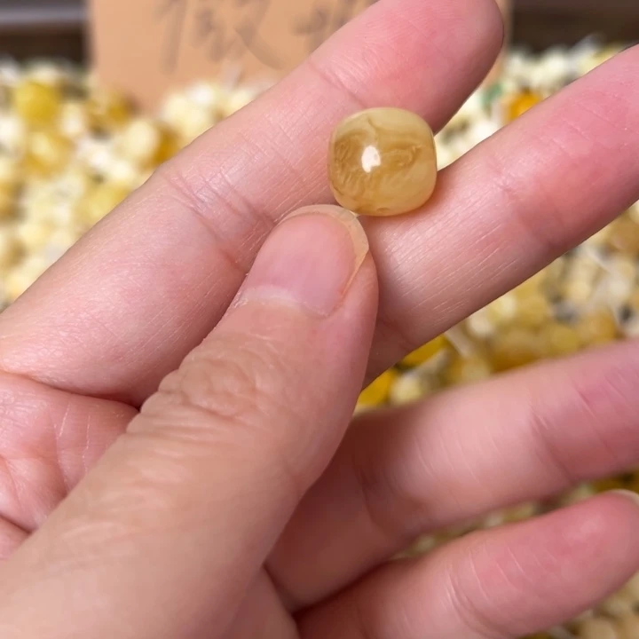 蜜蜡未镶嵌裸石11.4mm一个