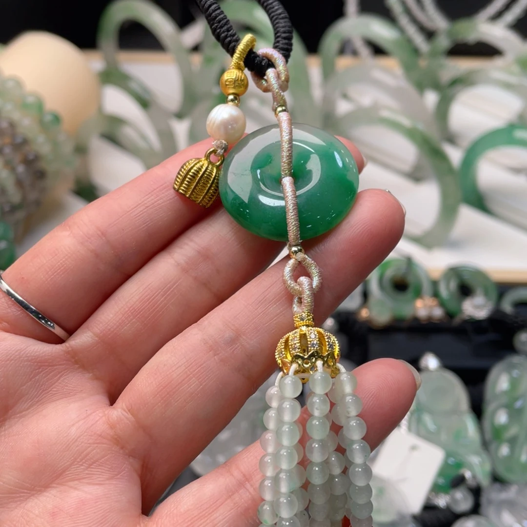 未镶嵌石英质玉车挂