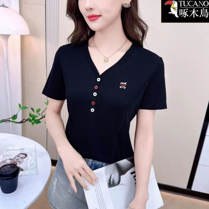 啄木鸟夏季简约通勤纽扣V领打底衫2025年新款短袖刺绣小众上衣T恤