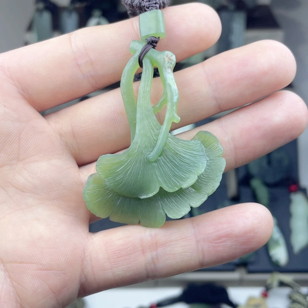 等***来和田玉未镶嵌颈饰