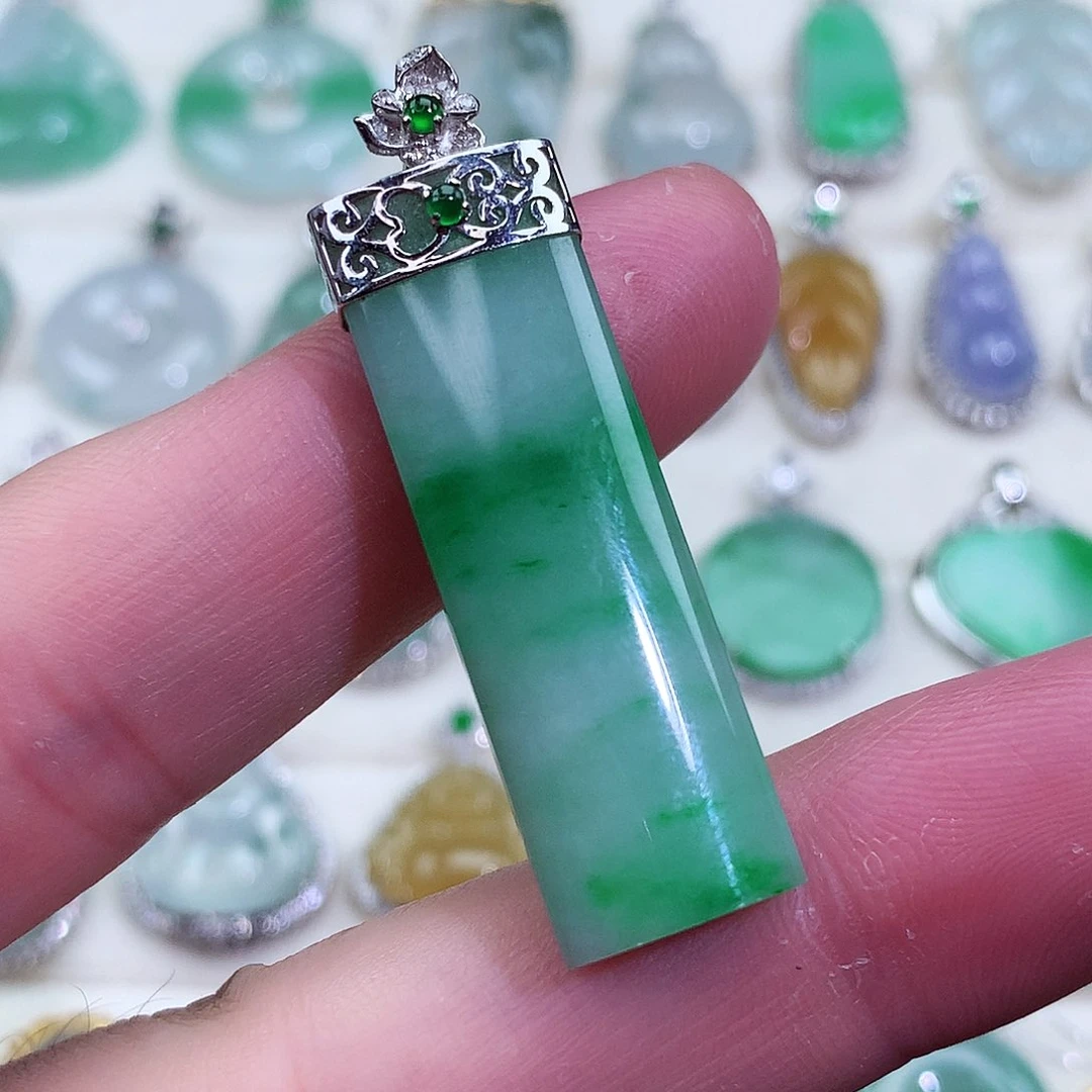 颈饰18K金镶嵌翡翠