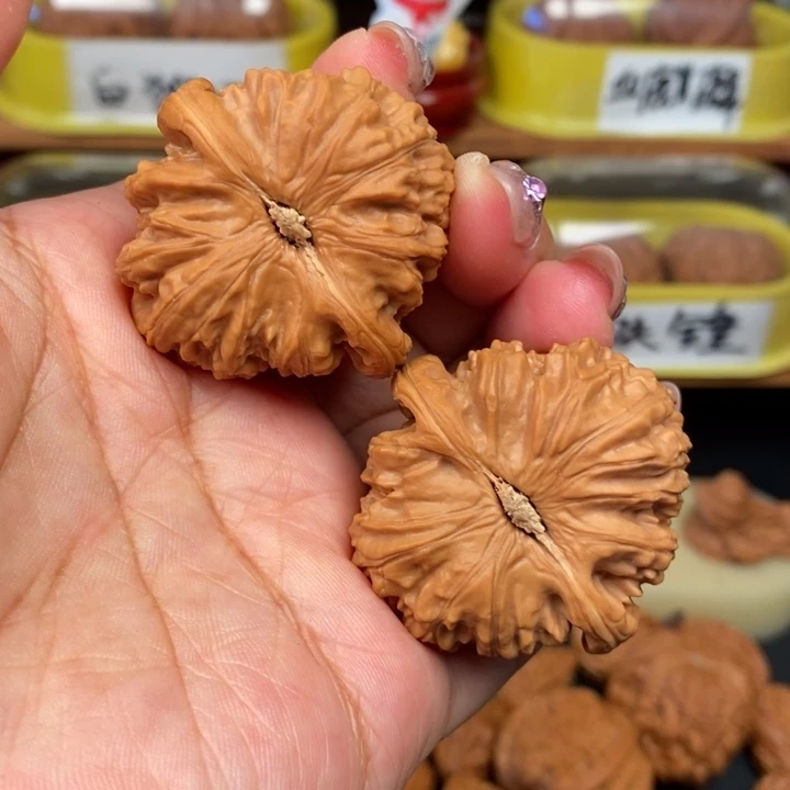 文玩核桃吊坠40白狮子