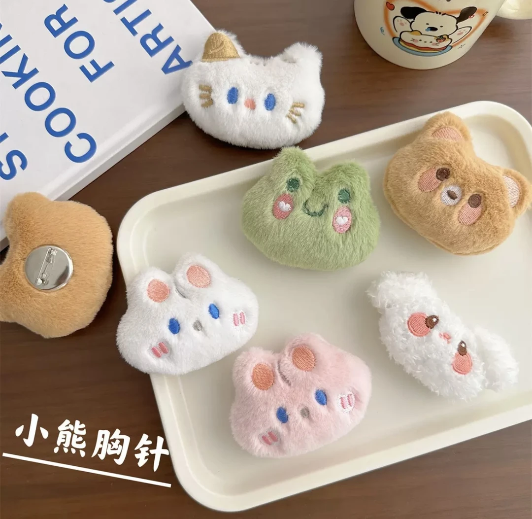 可爱卡通日系公仔挂饰毛绒饼干熊泡芙小狗小兔玩偶胸针衣服配饰