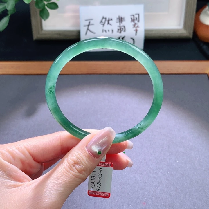 翡翠手镯未镶嵌天然翡翠手镯