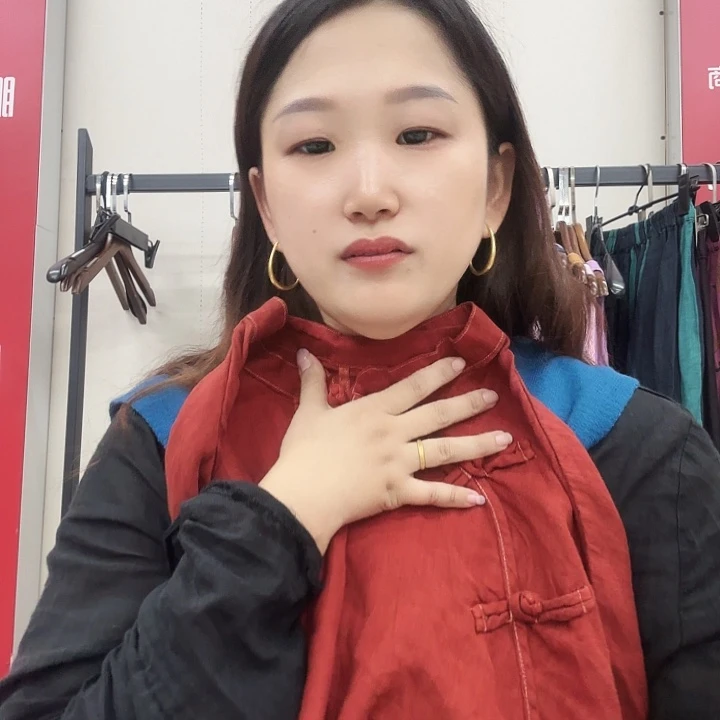 观***在红色上衣领不顺瑕疵不退换