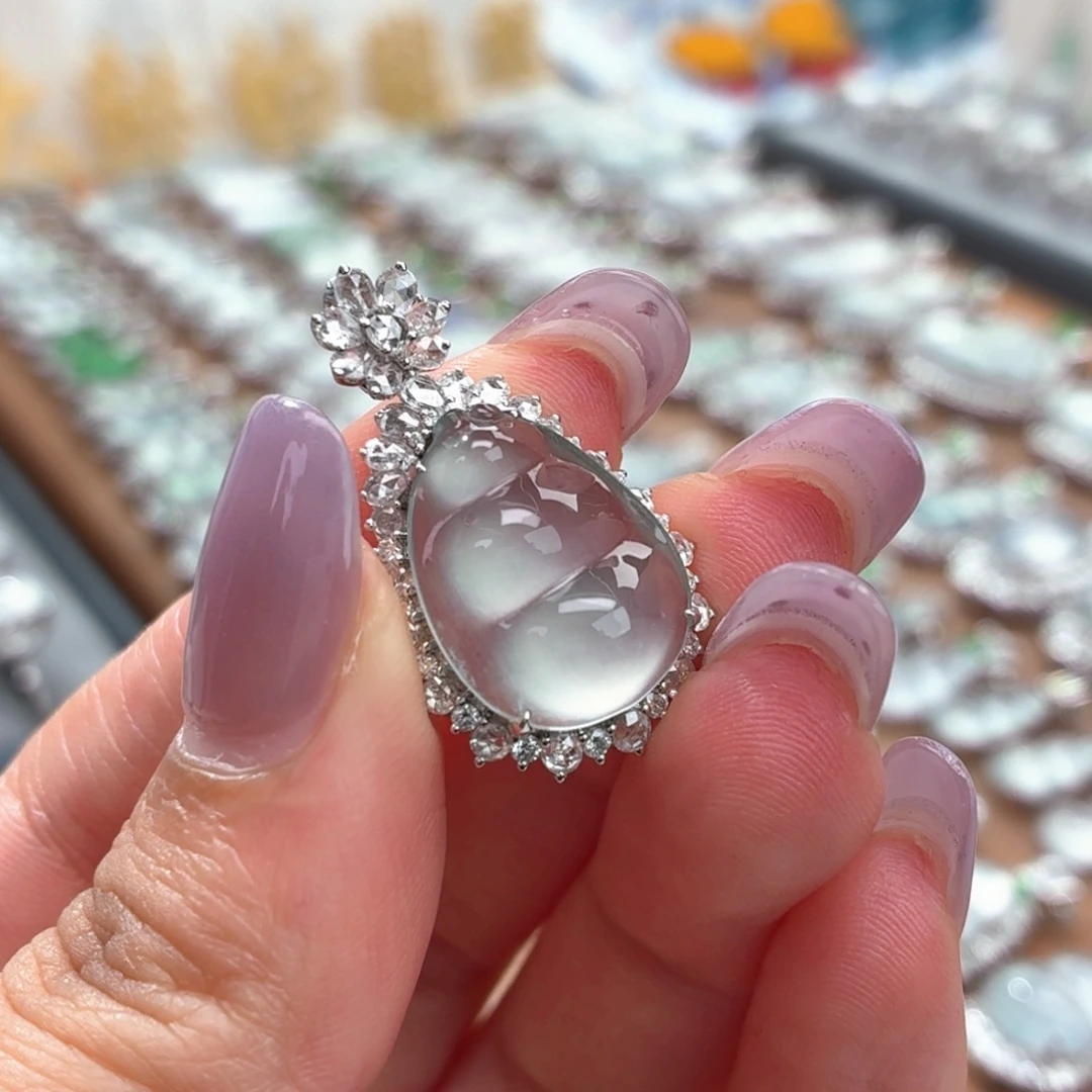 翡翠18K金镶嵌颈饰豆子