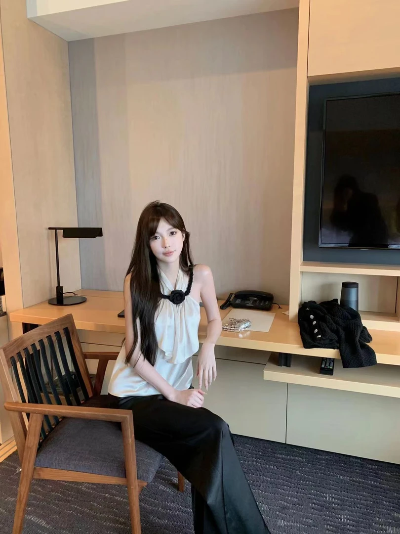 2025夏季新款设计感纯欲露肩挂脖别致上衣配高腰缎面长裤两件套女