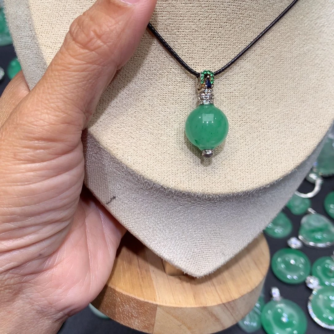 颈饰银S925镶嵌石英质玉（非洲翠）