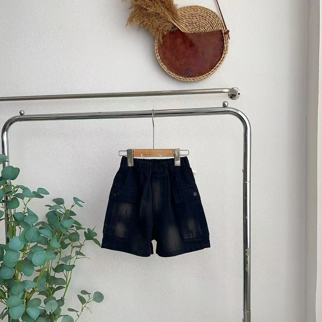 8224而黑色牛仔裤