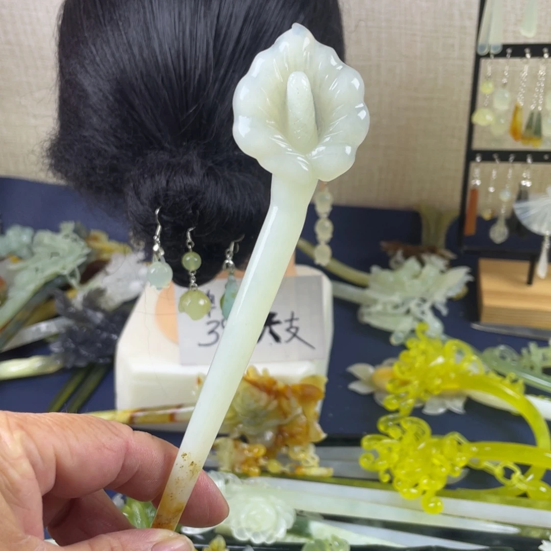 温***的蛇纹石玉未镶嵌发饰