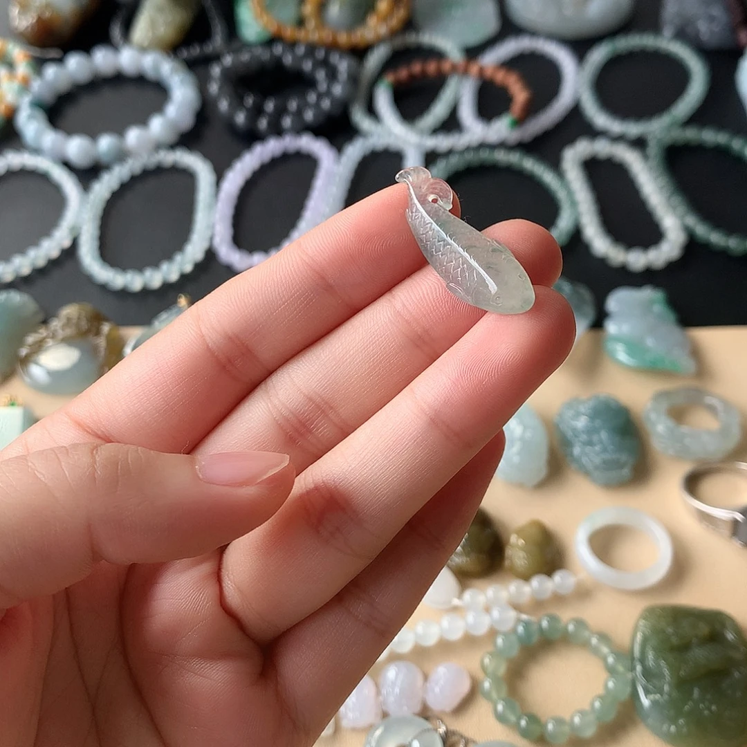 翡翠未镶嵌颈饰鱼