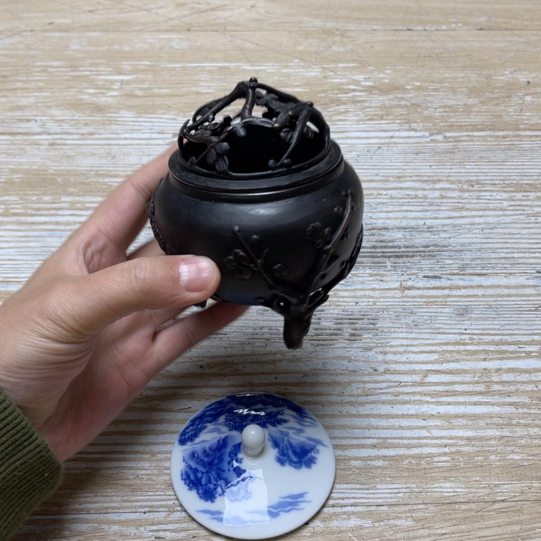 瓷片密密麻麻地排列着一个
