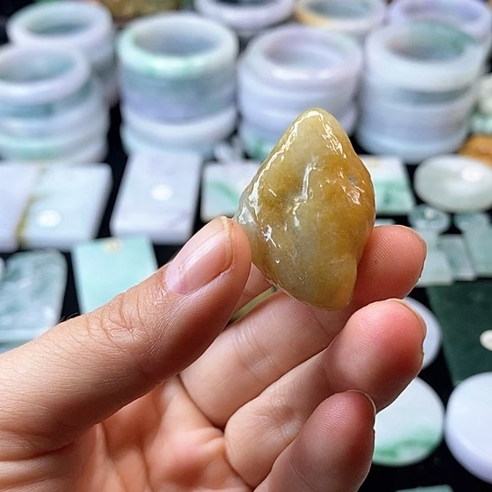 翡翠挂件未镶嵌翡翠的