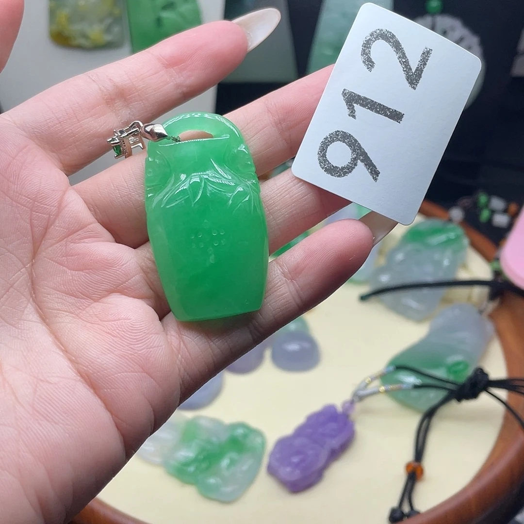 翡翠未镶嵌吊坠(赠链)