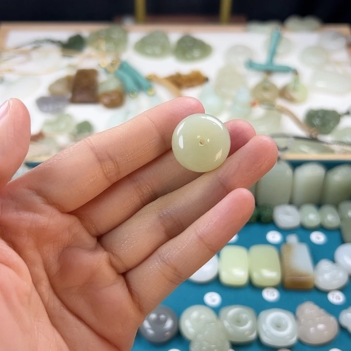 小***商和田玉未镶嵌颈饰