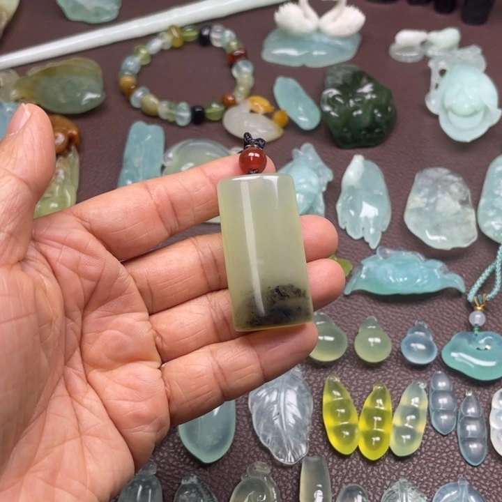 蛇纹石玉未镶嵌颈饰