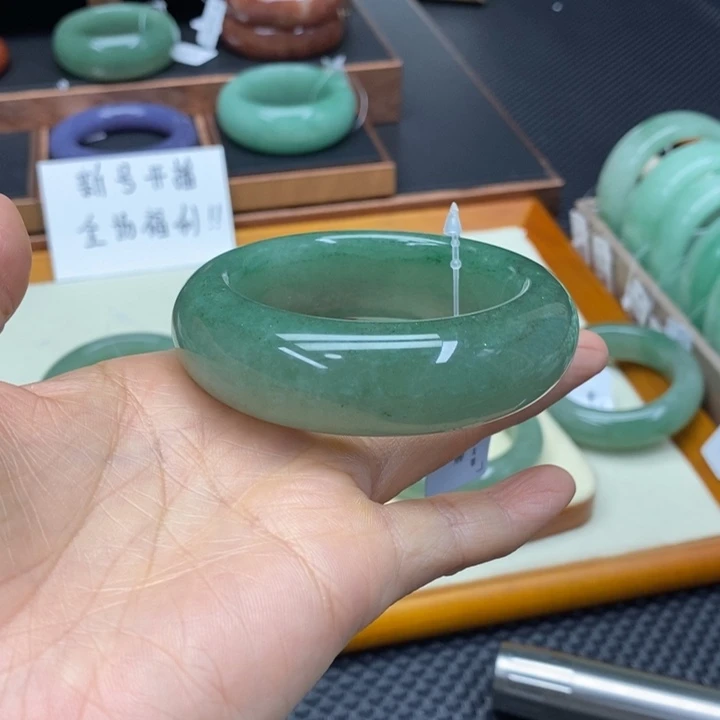 自***风石英质玉未镶嵌手镯