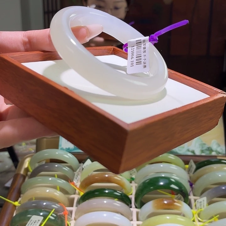 未镶嵌手镯和田玉56.8