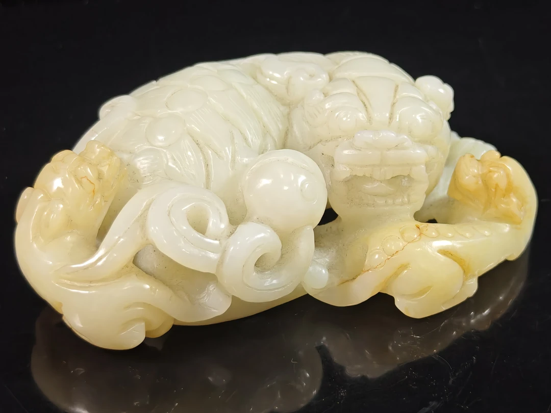 旧藏天然和田玉瑞兽呈祥摆件333克104*73*33mm