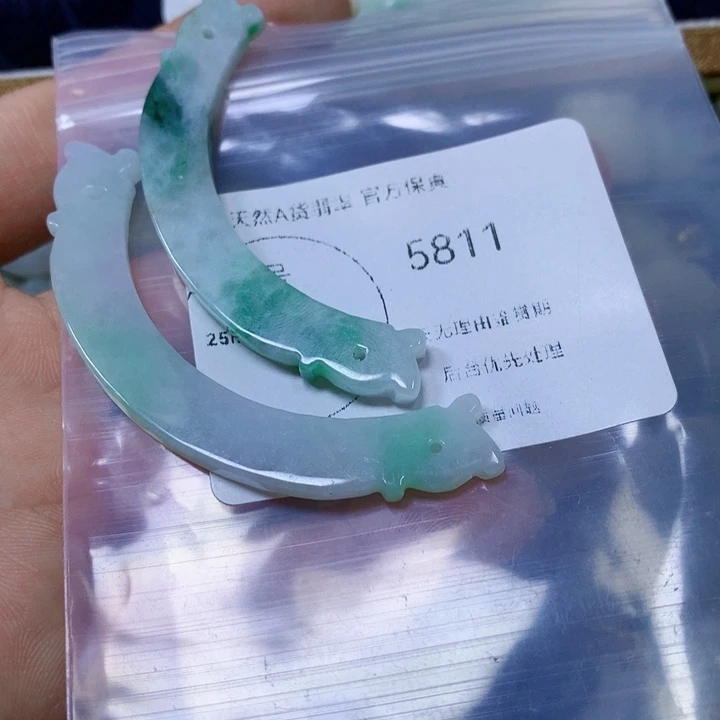 翡翠未镶嵌颈饰玥***彩翡翠