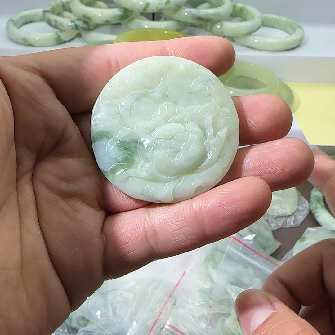 蛇纹石玉未镶嵌颈饰花