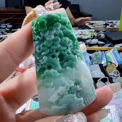 翡翠未镶嵌颈饰一个
