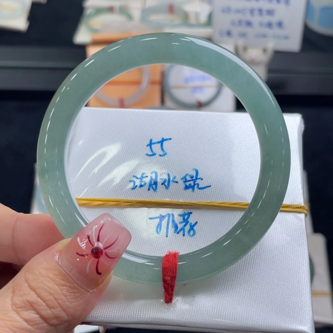 翡翠手镯未镶嵌翡翠手镯