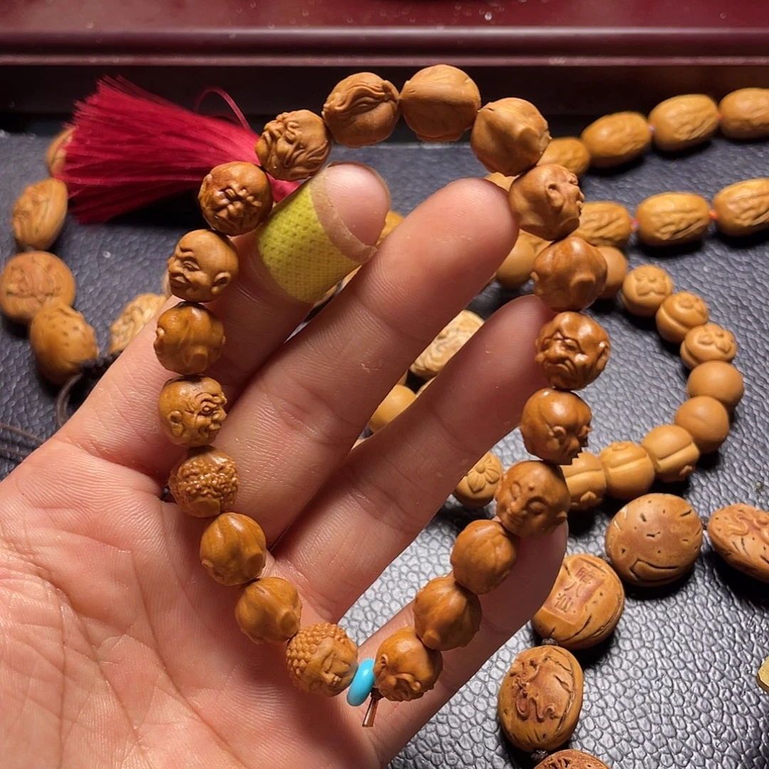 龙纹桃核雕刻瑕疵罗汉