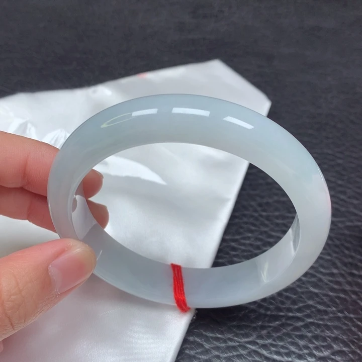 翡翠手镯未镶嵌60-61。