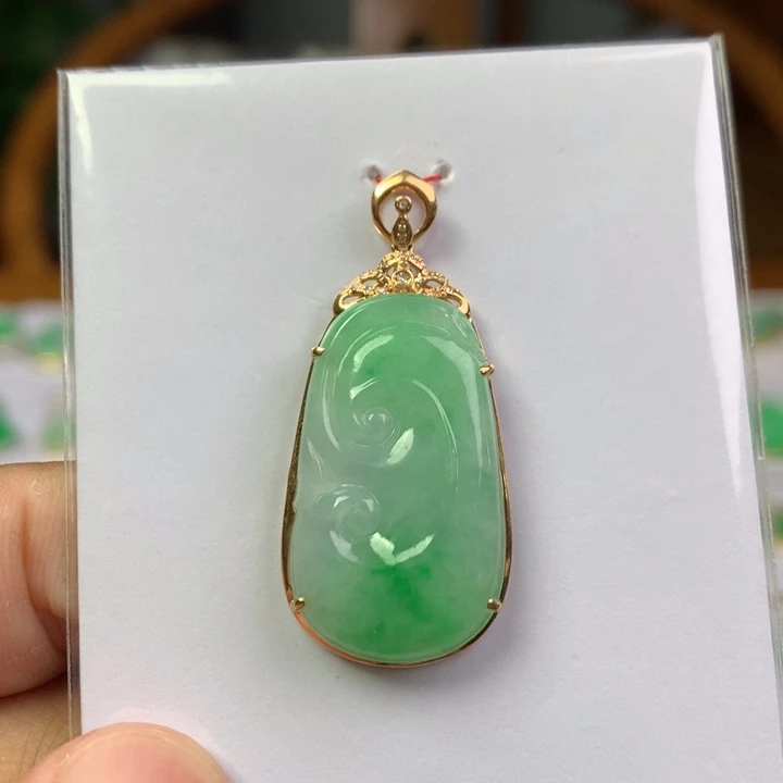 翡翠18K金镶嵌颈饰