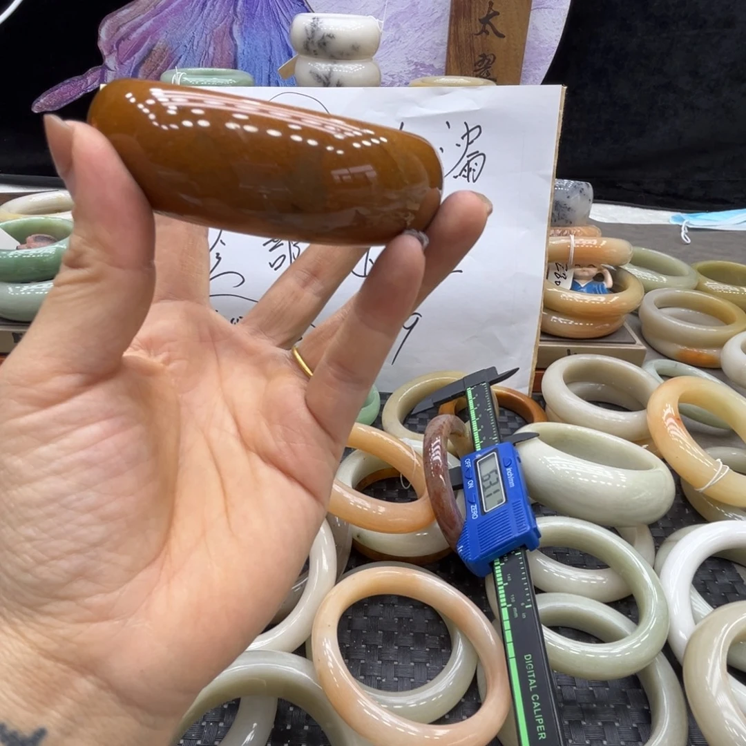 王***子石英质玉未镶嵌手镯