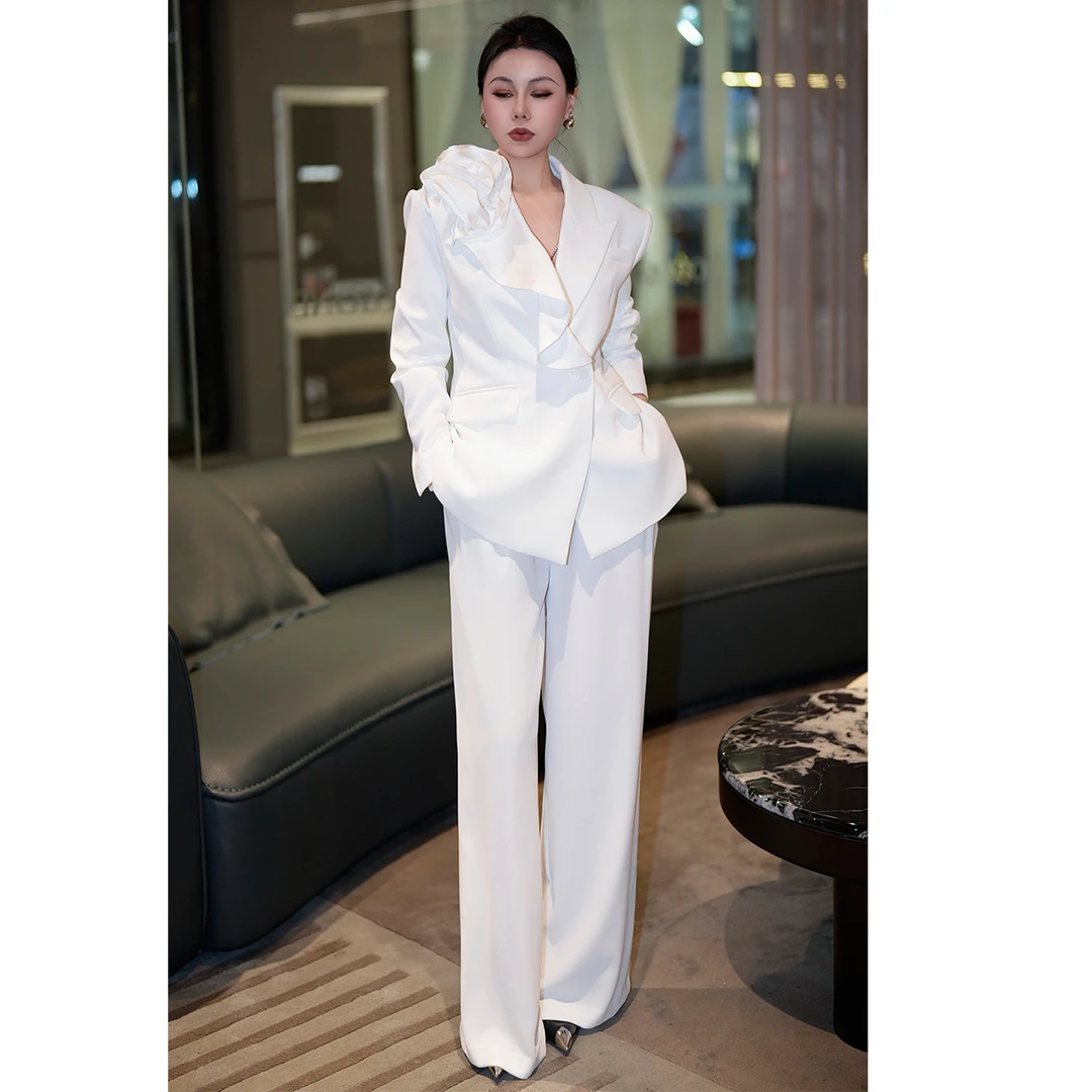 美业工作服套装女早春高端设计感肩部大花朵白色西装阔腿裤两件套