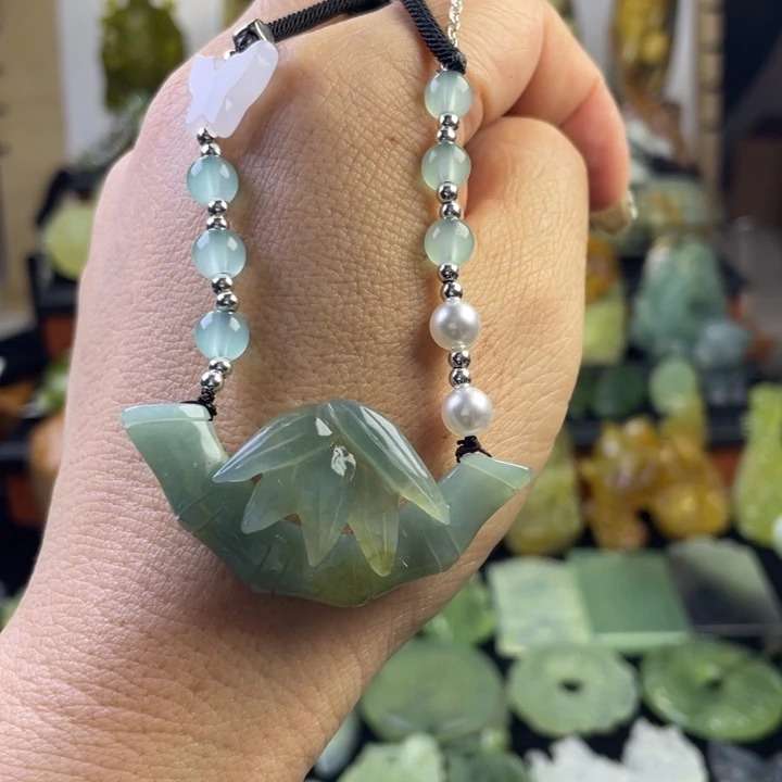 蛇纹石玉颈饰合金