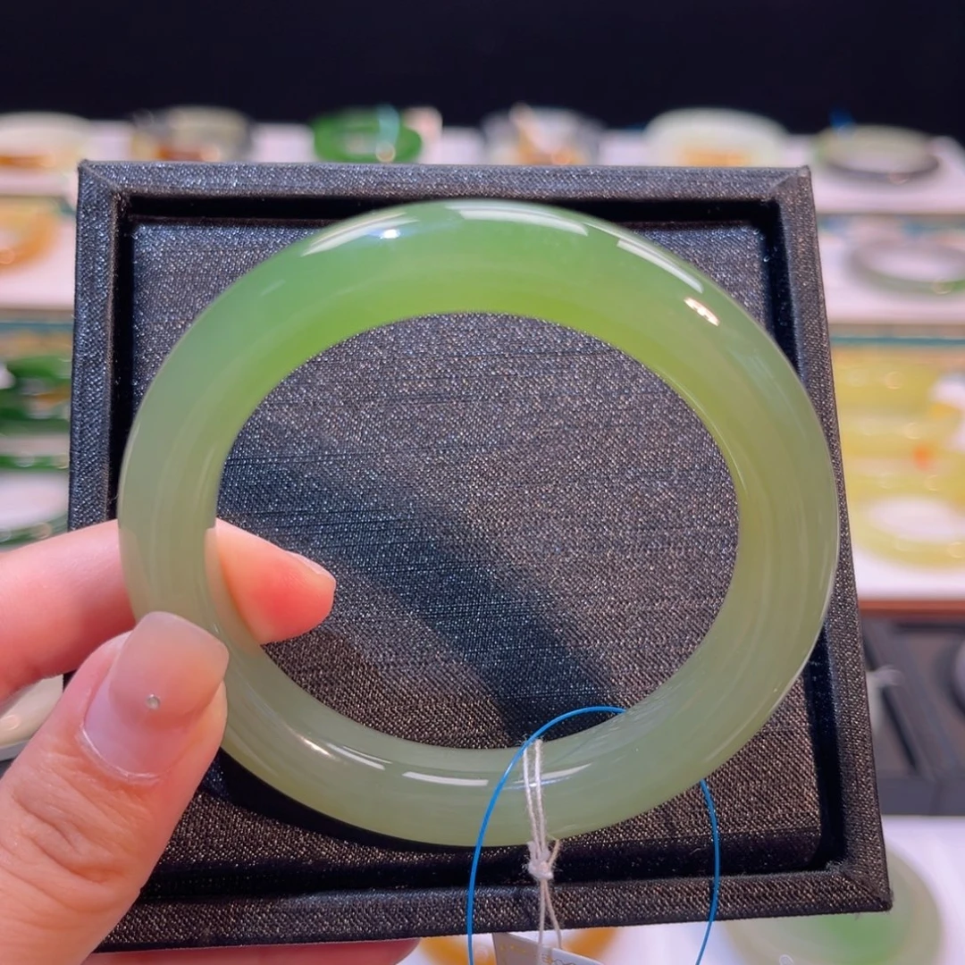 和田玉未镶嵌手镯冰翠