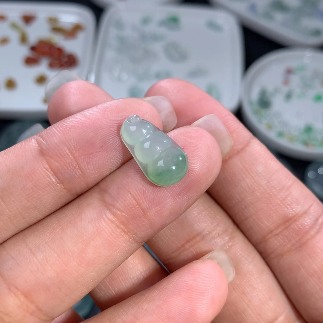 翡翠裸石未镶嵌四季豆