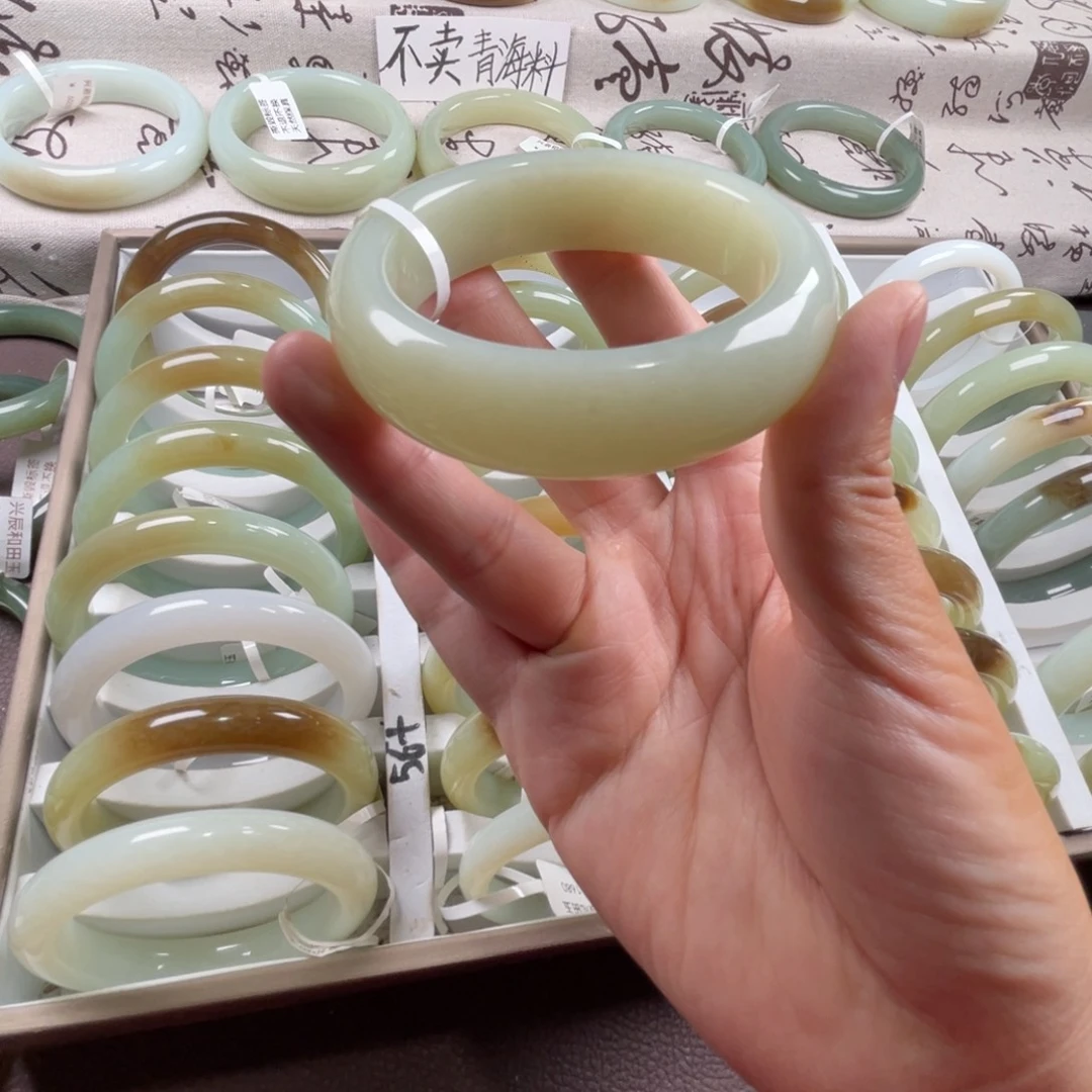 和田玉未镶嵌手镯