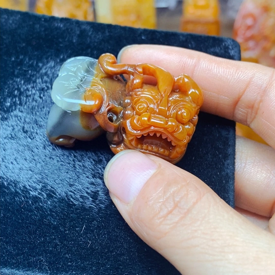 未镶嵌石英质玉（黄龙玉）颈饰
