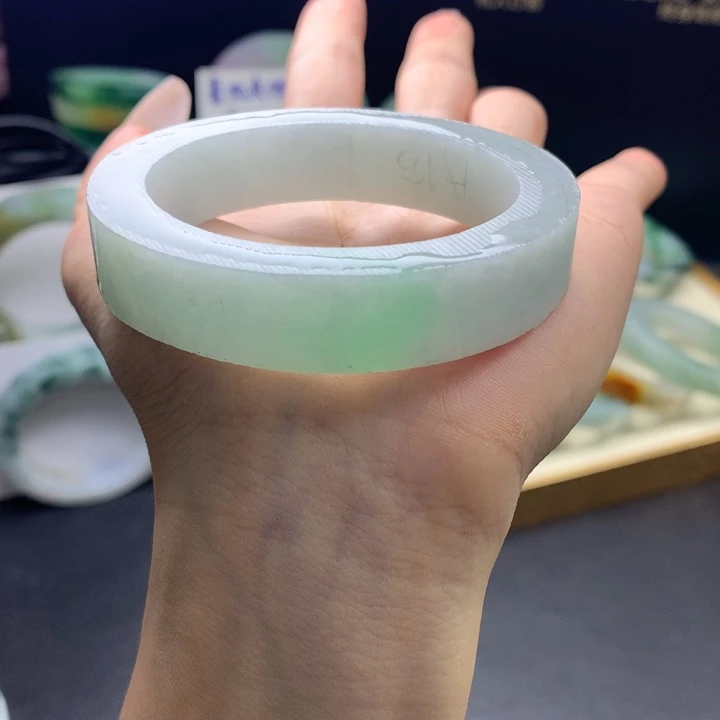 定制翡翠未镶嵌翡翠手镯