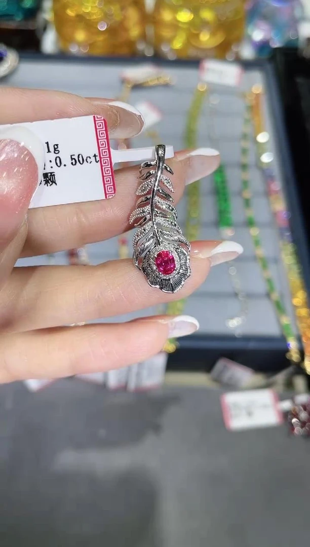 18K金镶嵌天然无烧红宝石吊坠羽毛款