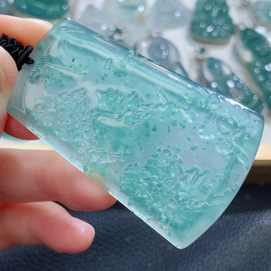 翡翠挂件未镶嵌翡翠
