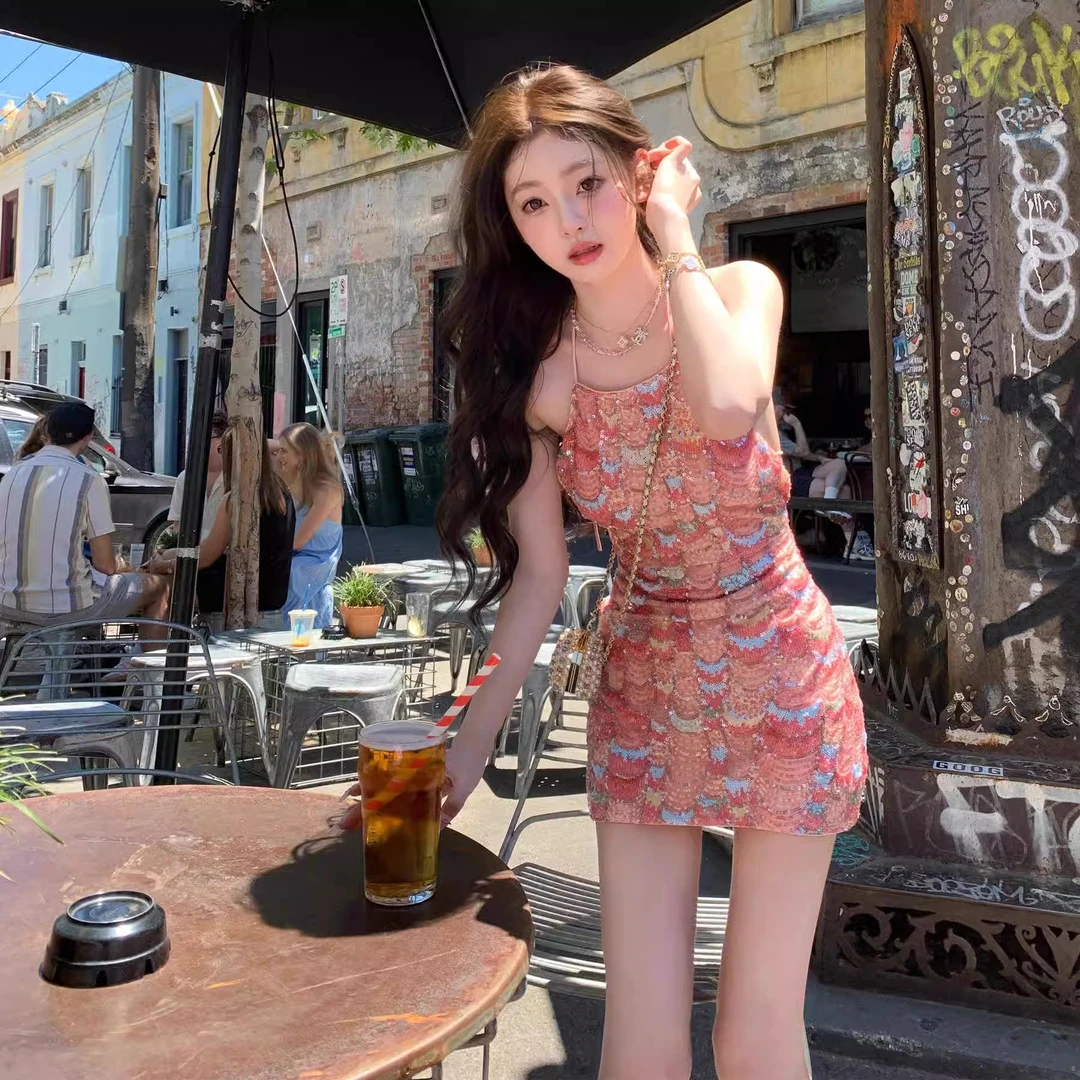 微胖mm纯欲风人鱼亮片挂脖连衣裙女春夏设计感露背修身度假短裙