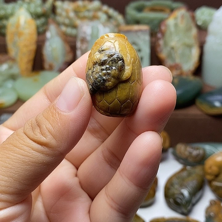 颈饰未镶嵌岫岩河磨玉（透闪石质玉）